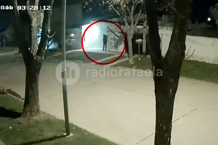 VIDEO| Vecinos de barrio Italia indignados por una persona que “tantea picaportes” a diario