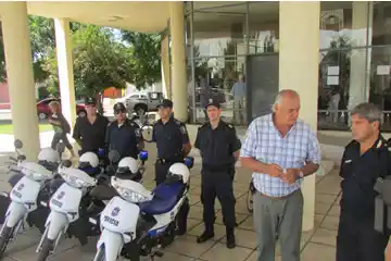 Hipólito Yrigoyen: Con polémica, entregaron nuevas motos para la policía