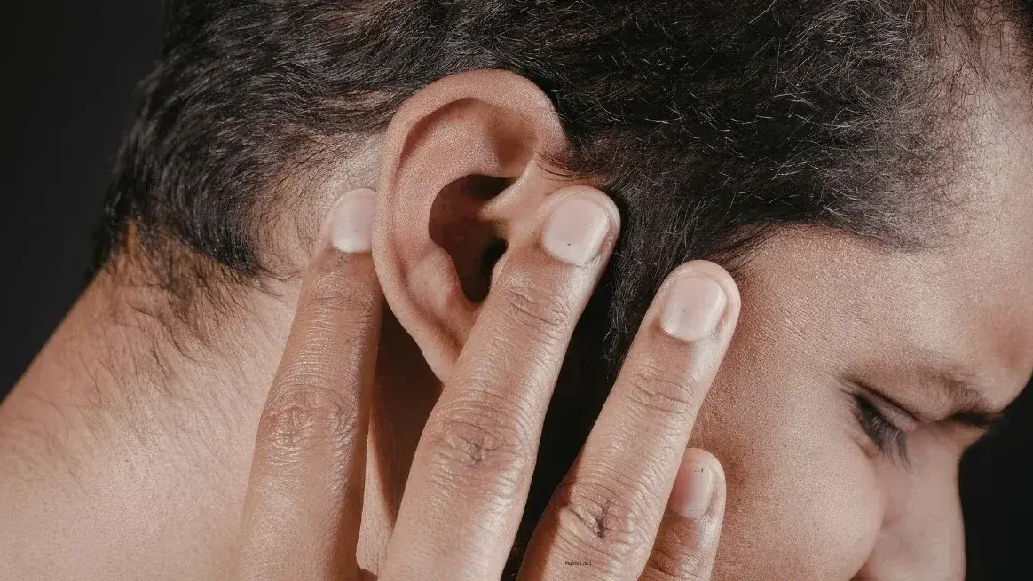 Me zumban los oídos: qué es el tinnitus y cuándo conviene consultar