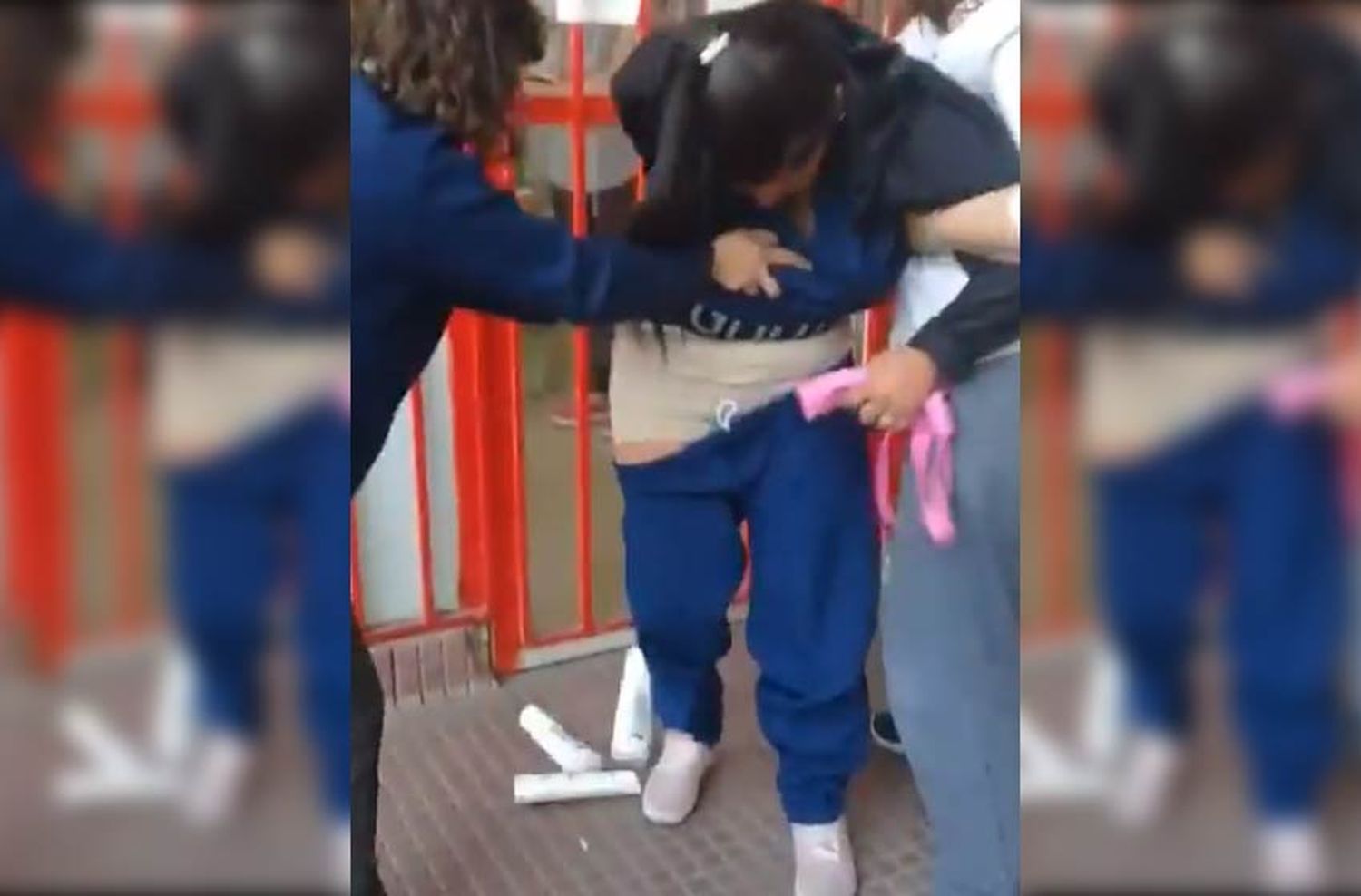 Video: escracharon a una joven que quiso robar envases de shampoo de un supermercado en Alberdi