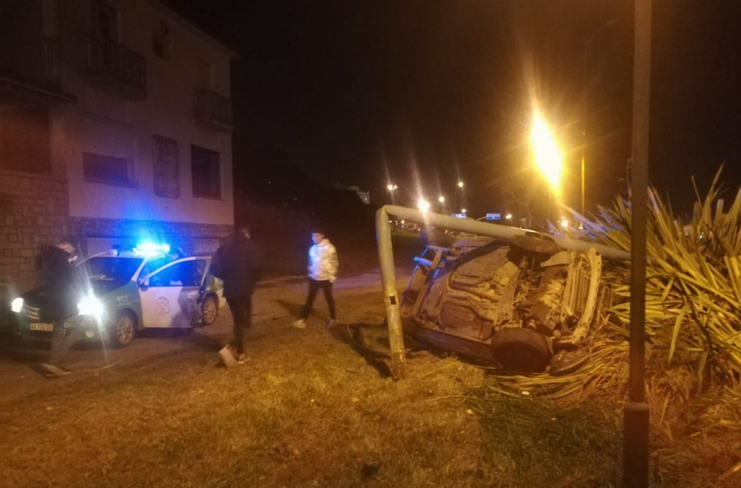 Un joven volcó su auto contra un poste de luz y resultó herido