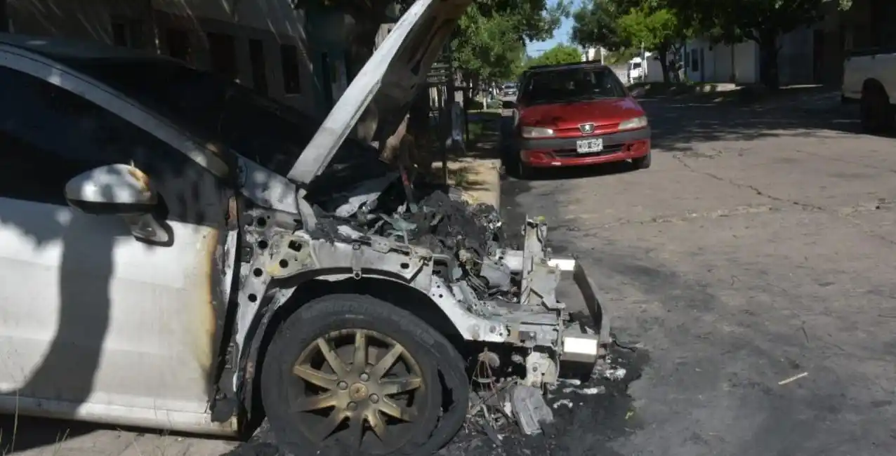 Incendiaron al menos cuatro autos en el sur de la ciudad de Santa Fe
