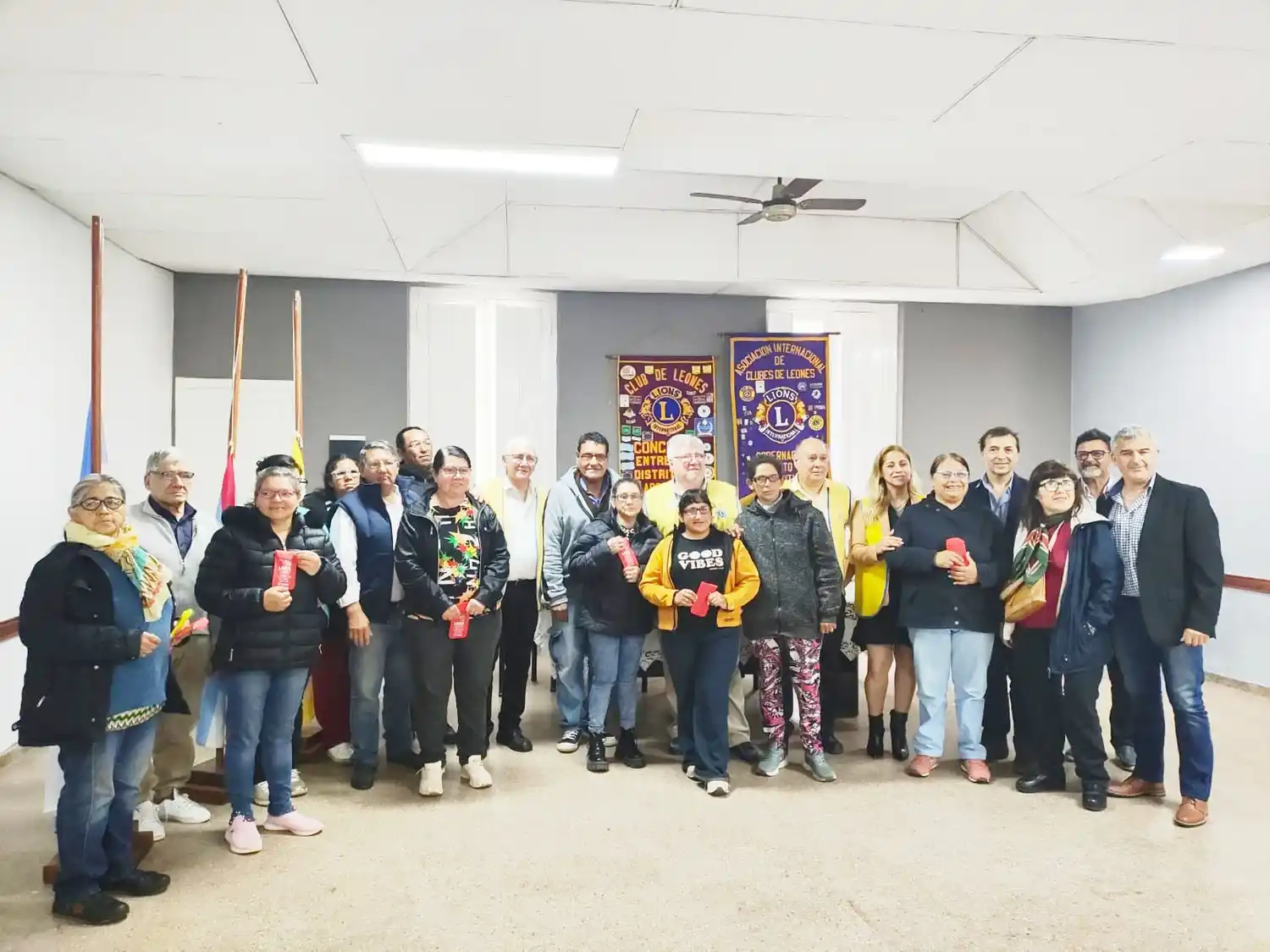 Club de Leones Concordia entrega anteojos recetados a adultos mayores en alfabetización