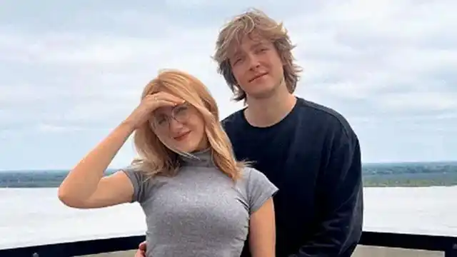 Nacida el 11 de marzo de 2002, Rolón se presenta como influencer y participa en espacios digitales como TV Pública Libertaria.