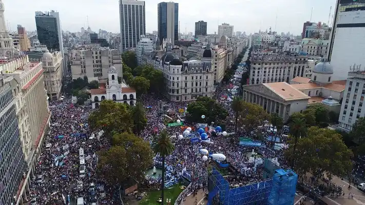 Masiva marcha docente reclamó por la paritaria nacional   