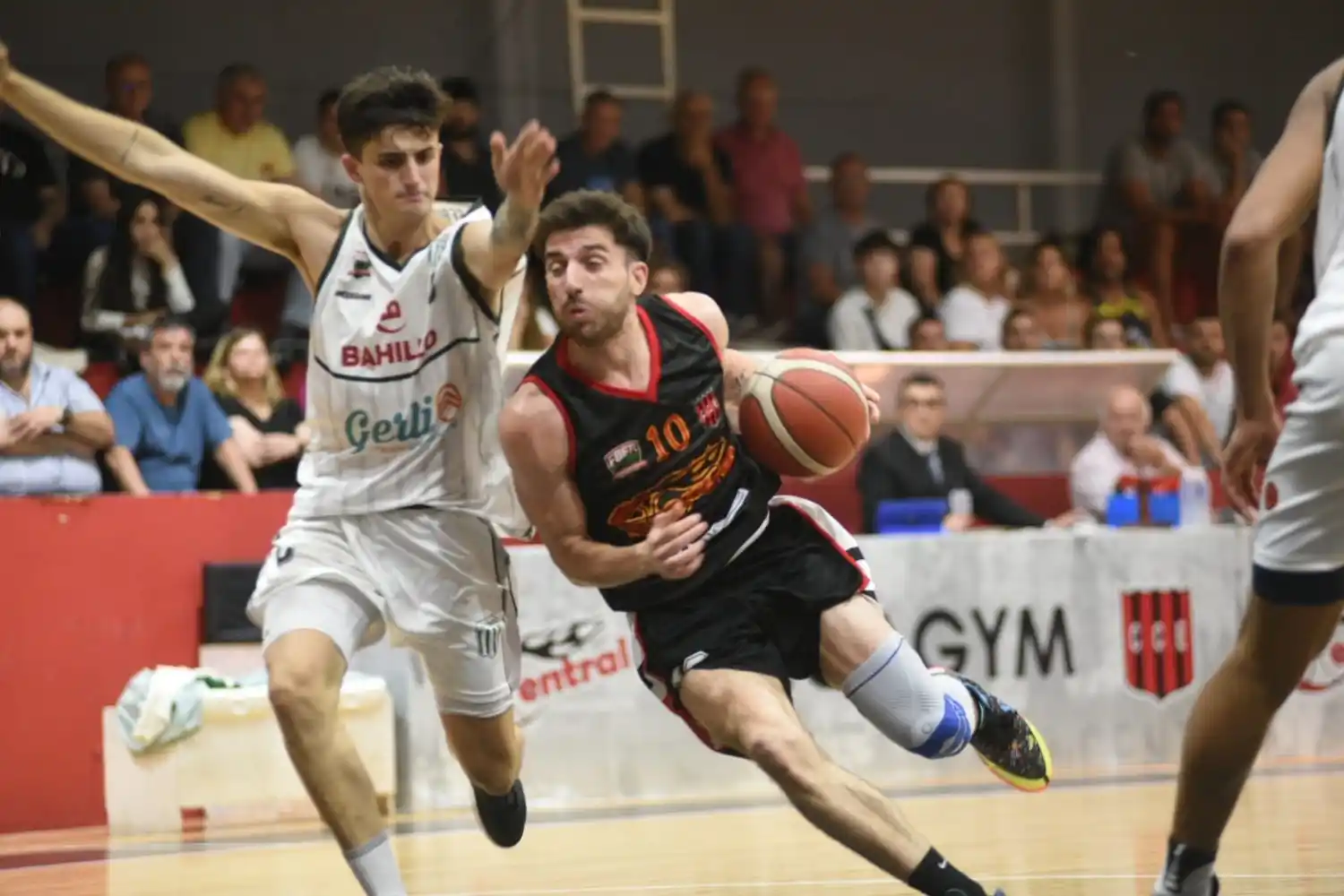 Central y Racing reviven en el viejo clásico de la ciudad y acaparan todas las miradas