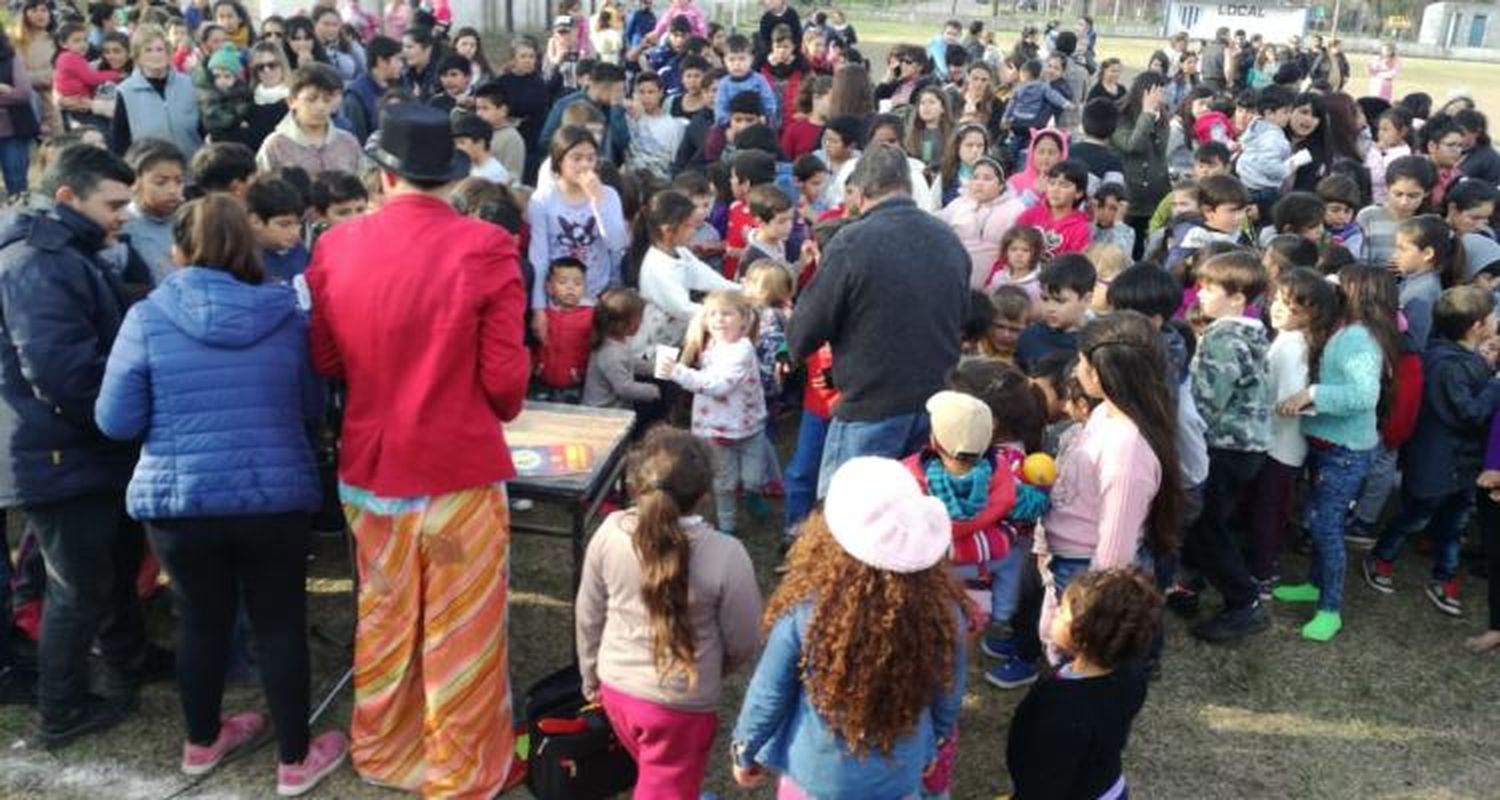 Timbreo, asfalto y fiesta del Día del Niño en Gobernador Castro