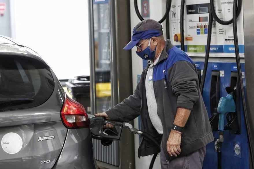 Aumentan un 6% las naftas y el gasoil en todo el país