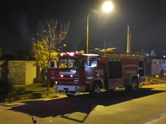 Terrible incendio: dos personas rescatadas, un bombero hospitalizado y una mascota fallecida