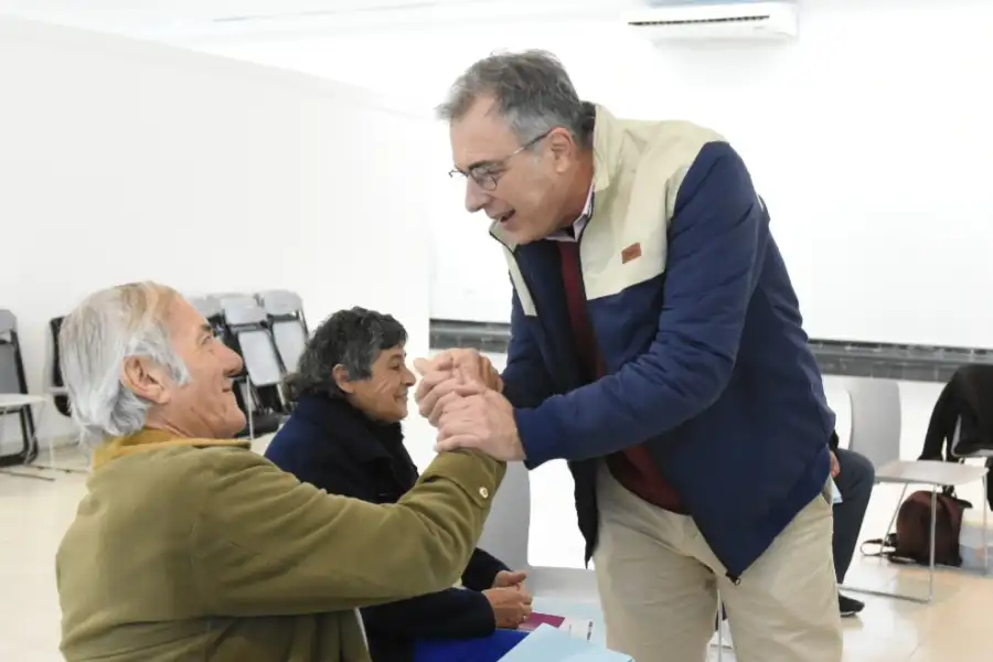 Luis Castellano acompañó  a un grupo de familias que recibieron estos documentos que garantizan la propiedad de sus lotes o viviendas.