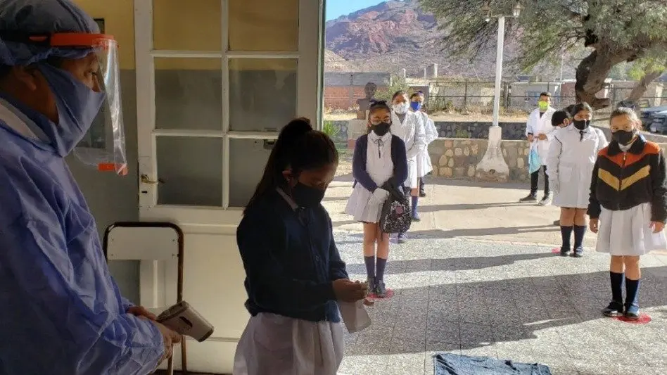 Vacunarán a docentes en febrero para que las clases se inicien "con mayor presencialidad"