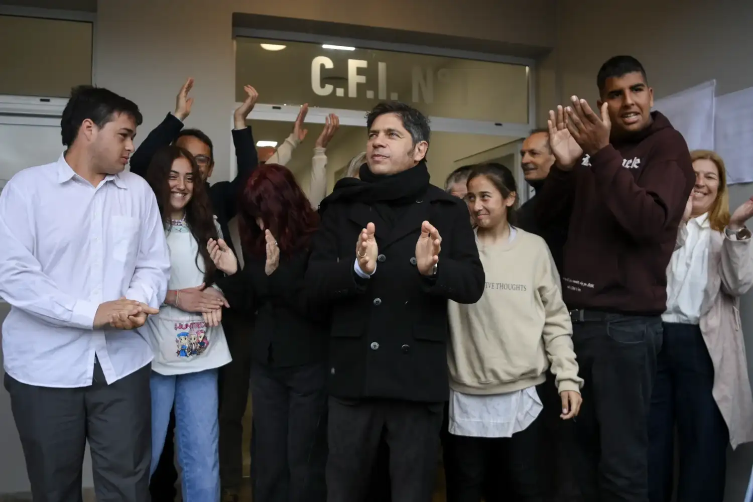 Kicillof en la cuarta sección: Inauguró un Centro de Formación Integral en Casares y entregó escrituras en 9 de Julio