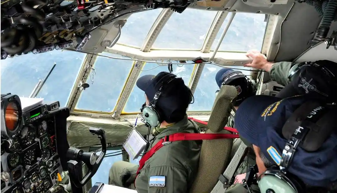 Naufragio en Brasil: Avión Hércules argentino retoma la búsqueda