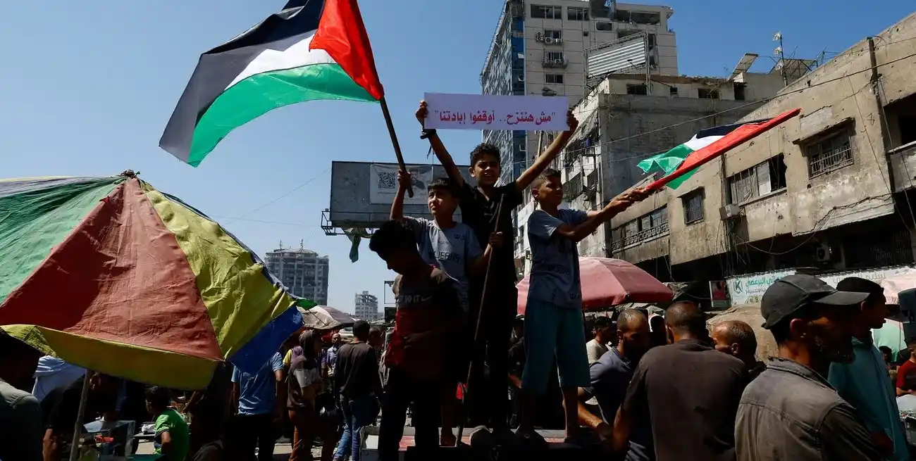 Protestas de palestinos contra una orden de evacuación en la ciudad de Gaza. Crédito: Reuters/Mahmoud Issa