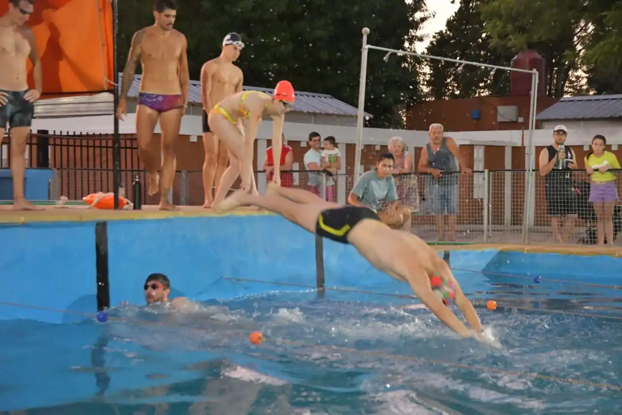 Una noche a pura natación en el Parque Municipal