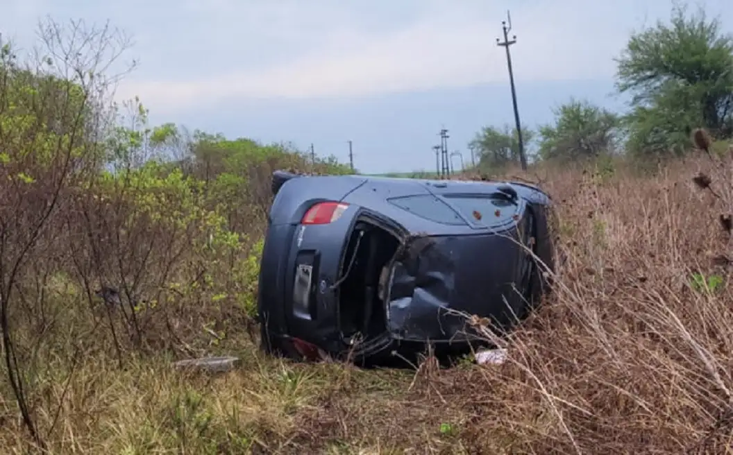 Una joven docente resultó herida tras volcar con su auto en la Rutas 20
