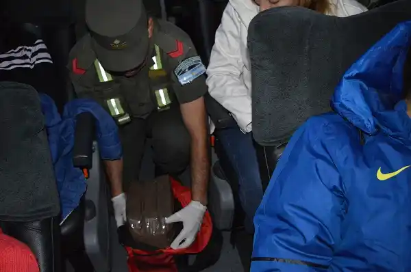 Dos detenidos durante el secuestro de marihuana en un micro