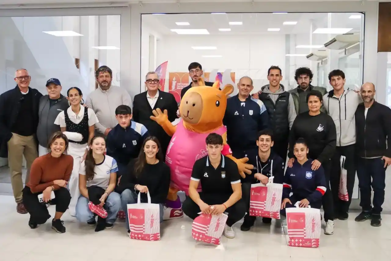 Jóvenes deportistas que fueron beneficiados con las becas.