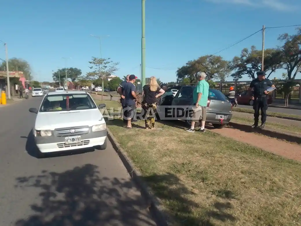 Otro choque Avenida Parque: un auto terminó sobre el cantero central