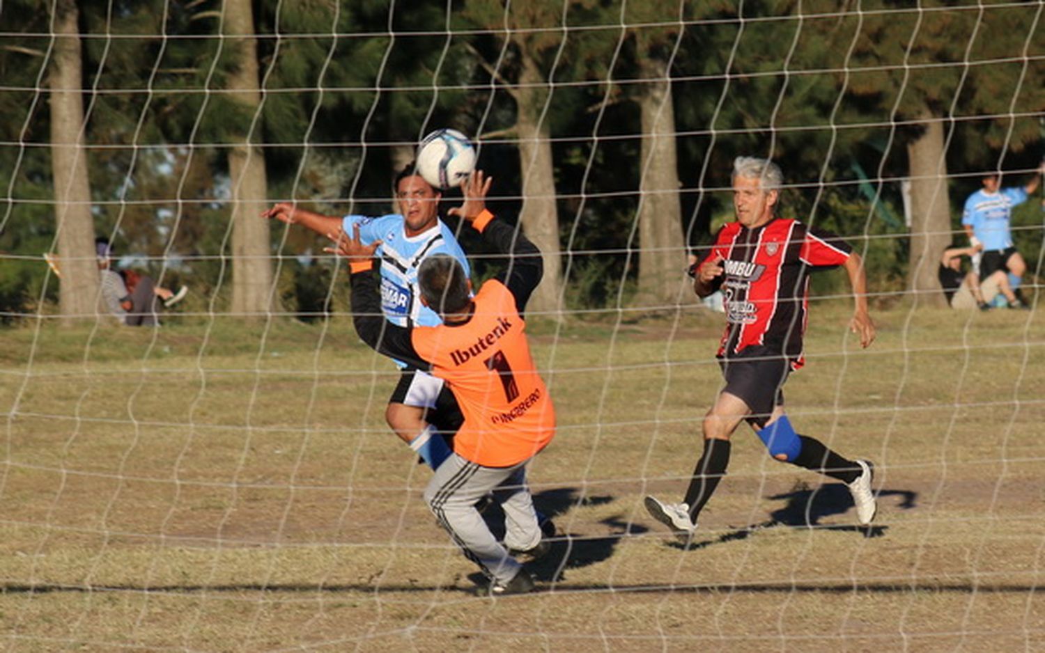 Liga Amateur: Defensores del Oeste goleó a Chacarita