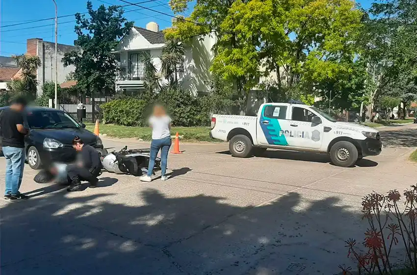 Auto chocó a una moto y trasladan con politraumatismos a una mujer