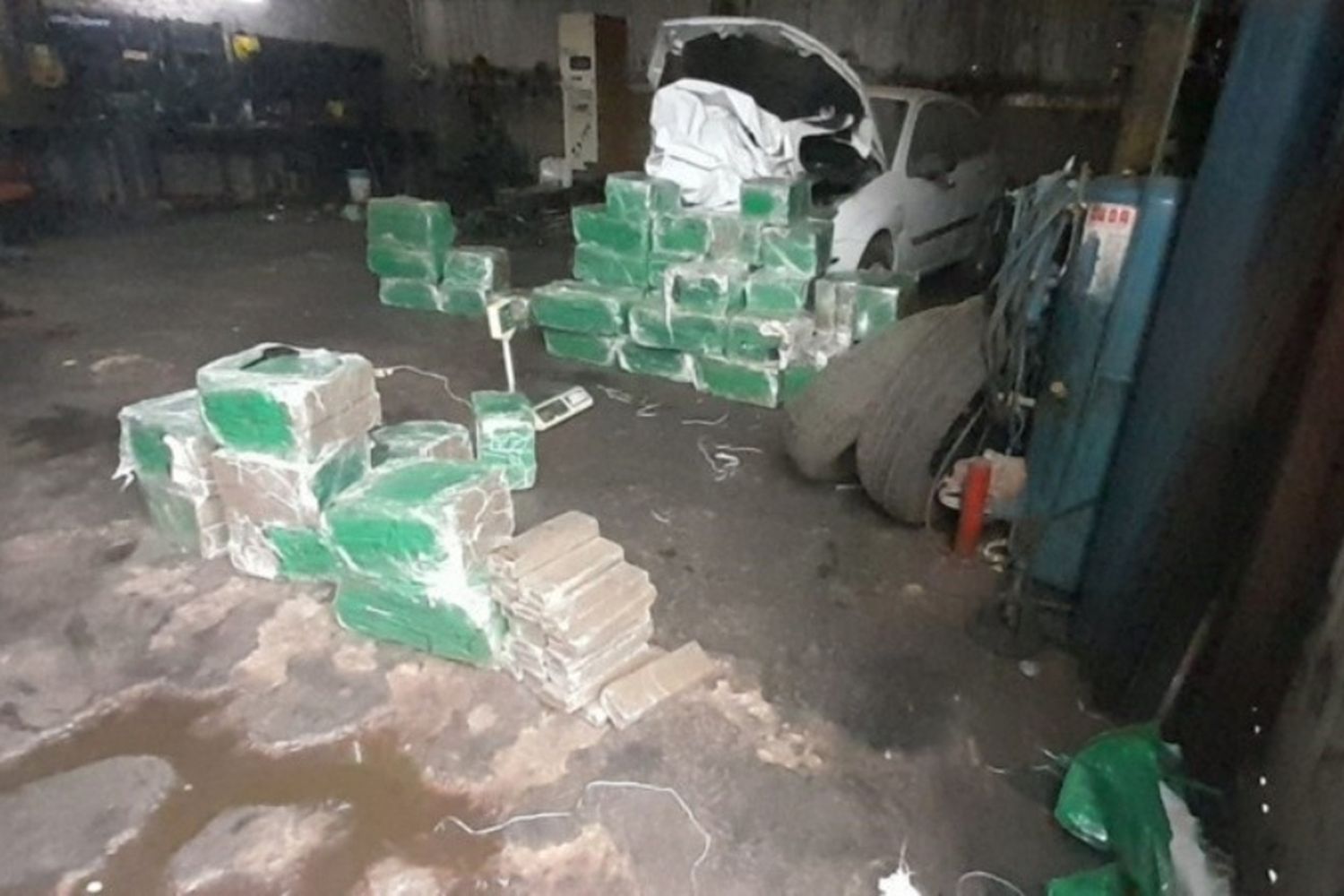 Secuestraron más de 550 kilos de marihuana en un taller mecánico de Funes