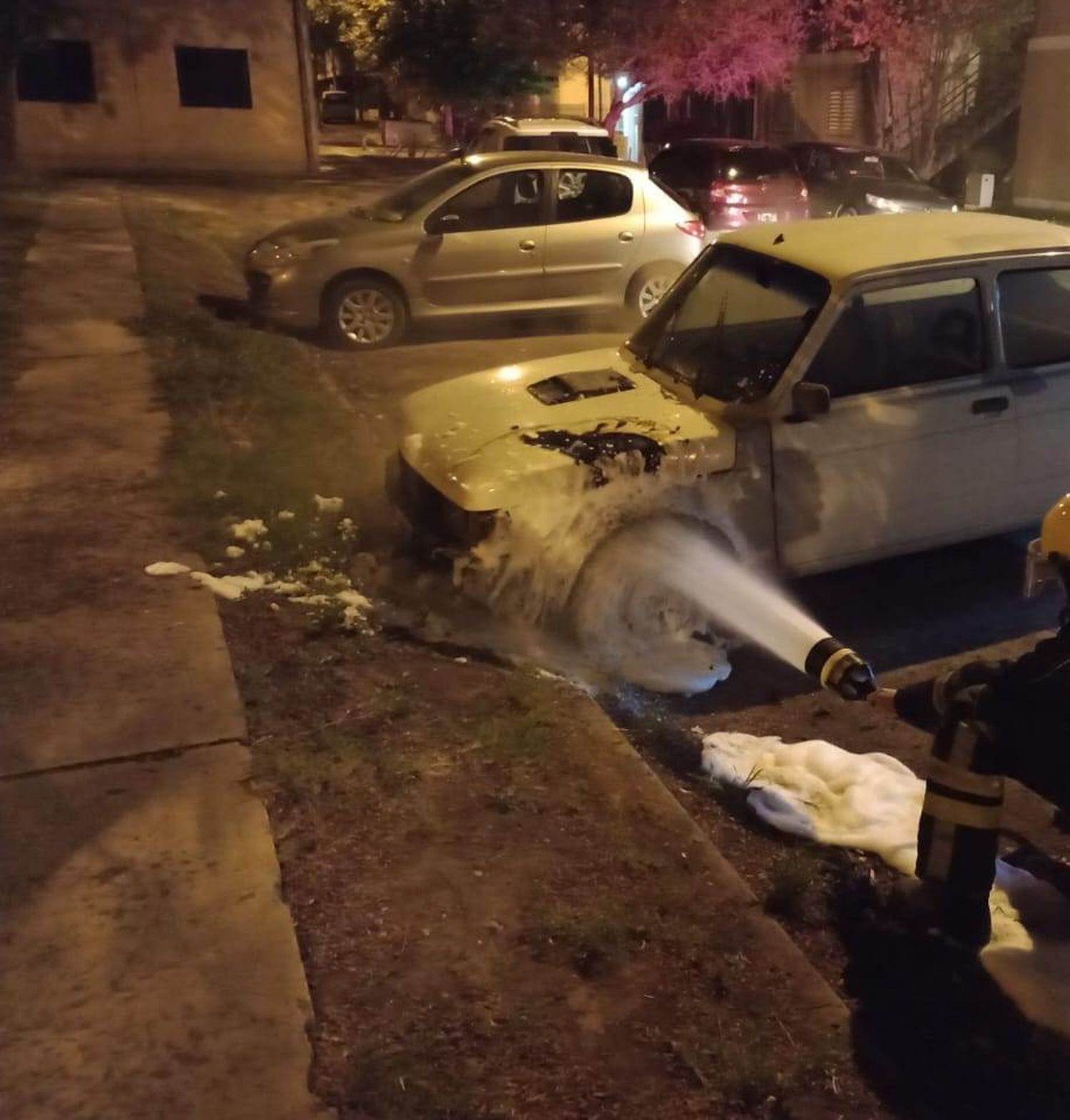 Los bomberos en plena acción controlando que el incendio no pase a mayores.