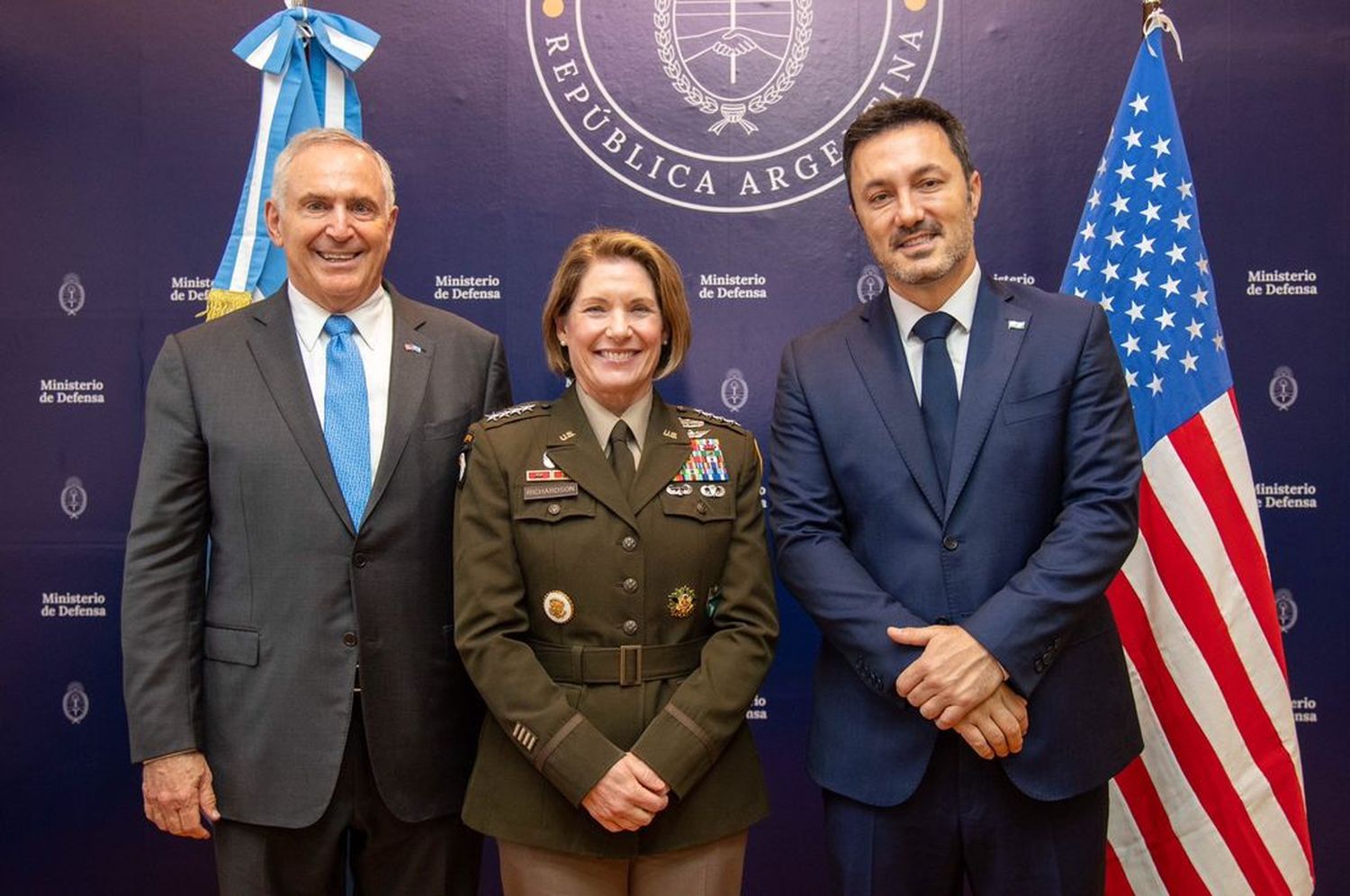 Formaron parte del encuentro, además el embajador estadounidense en en el país, Marc Stanley; el jefe del Estado Mayor Conjunto de las Fuerzas Armadas, Xavier Isaac y titulares de las tres fuerzas.