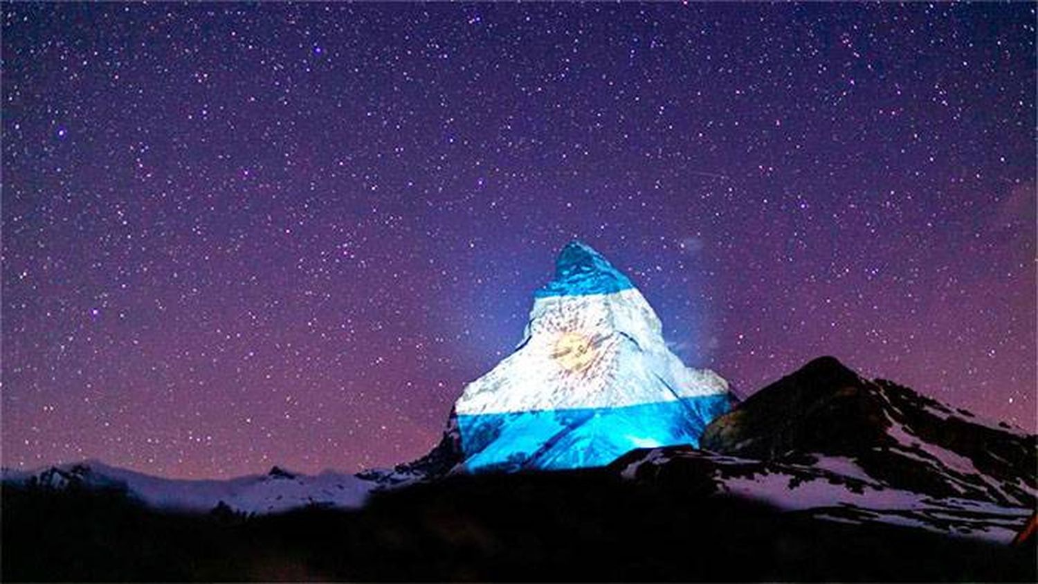 Un gesto de esperanza:  Proyectaron la bandera  argentina en los Alpes suizos