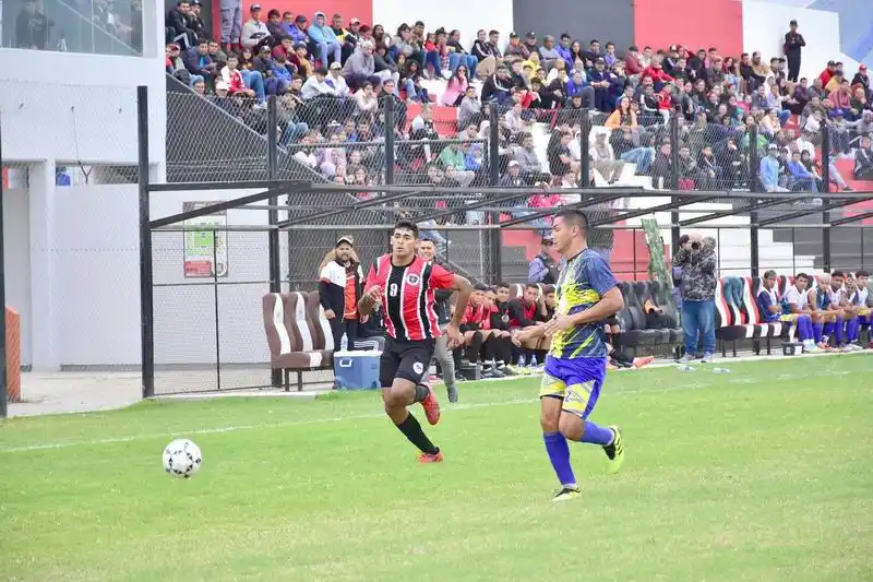 Defensores de Formosa se
acercó y Villa Jardín goleó