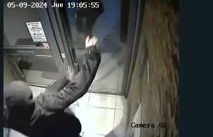 Detuvieron a los menores que abrieron la puerta de un edificio de una patada