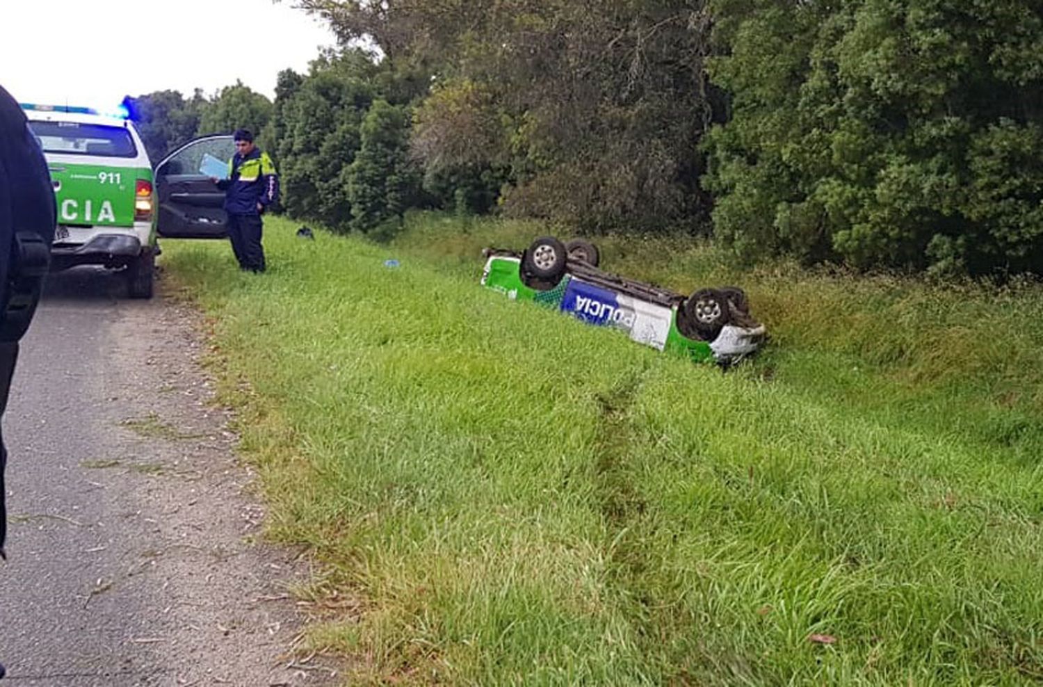 Desafectaron al policía que volcó borracho a la vera de la ruta 2