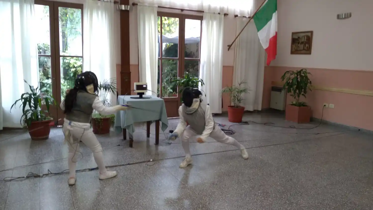 Los hermanos Garrote Arellano practican esgrima en la Sociedad Italiana.