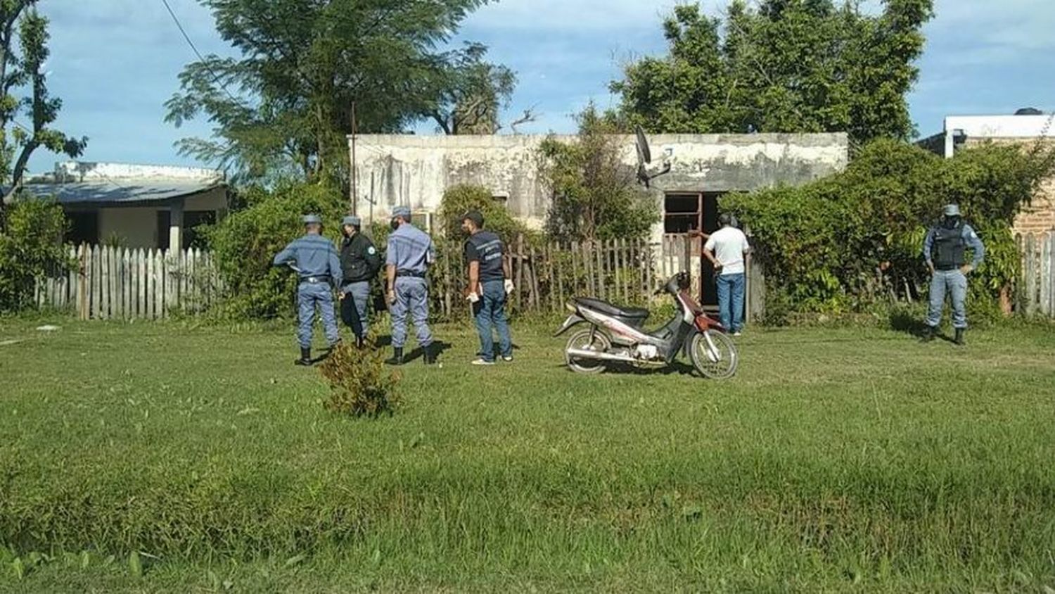 Murió electrocutada mientras limpiaba