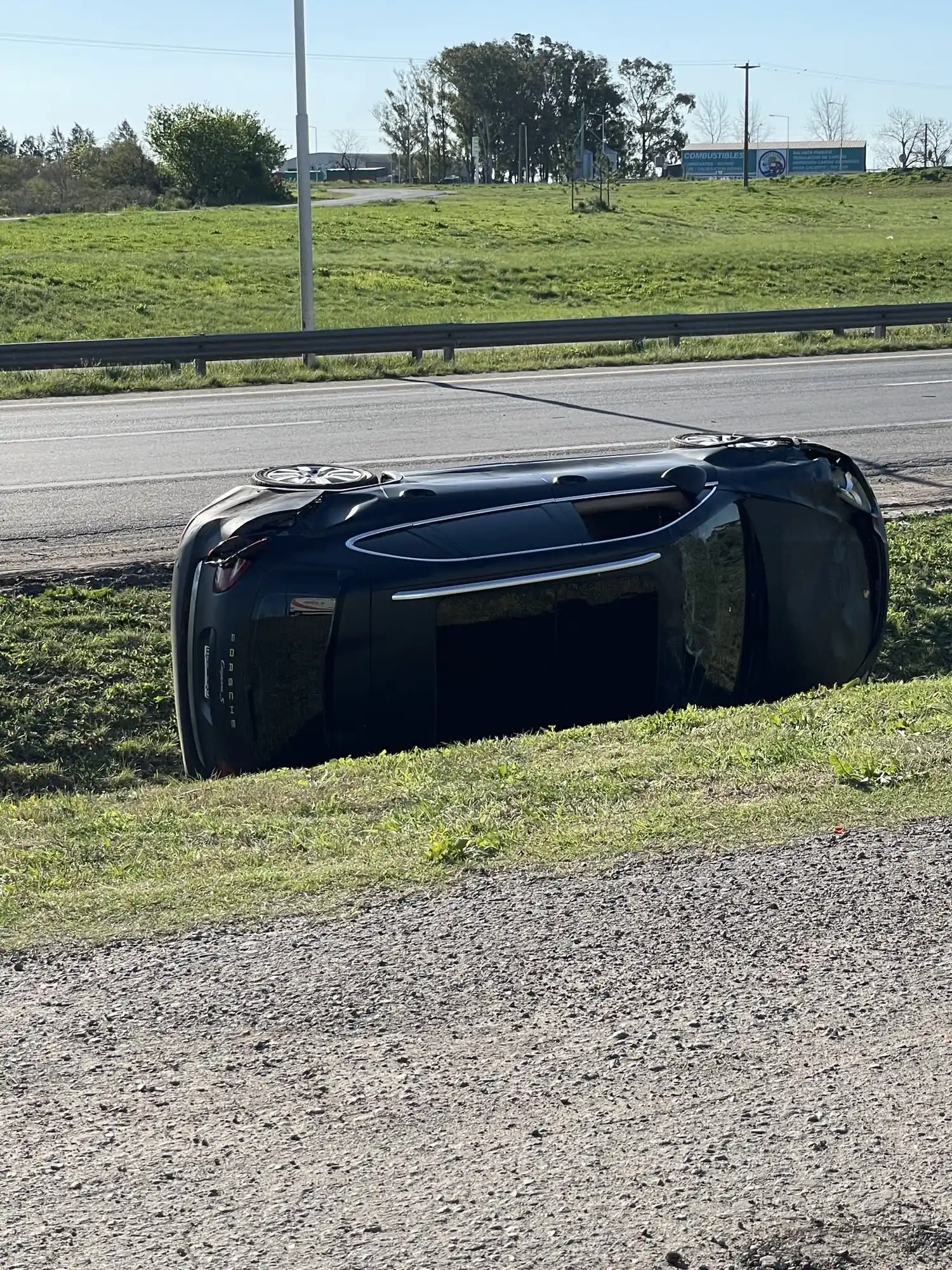 Un reconocido publicista volcó su Porsche en Gualeguaychú: accidentado, fue a un casamiento