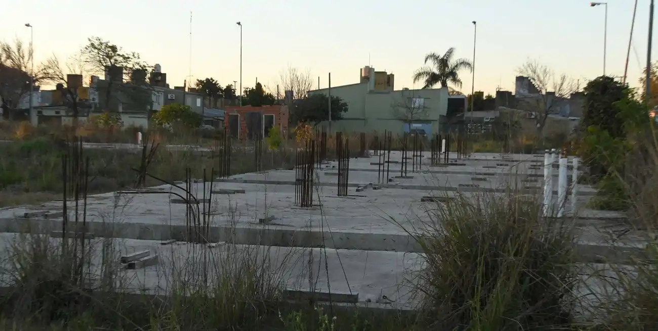 En el norte de la ciudad de Santa Fe la obra está paralizada desde finales de 2023.