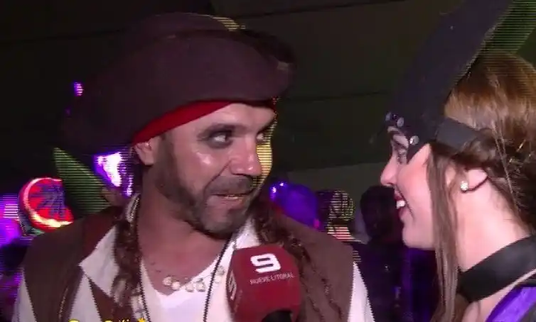 Famoso exfutbolista fue parte de la fiesta de disfraces de Paraná