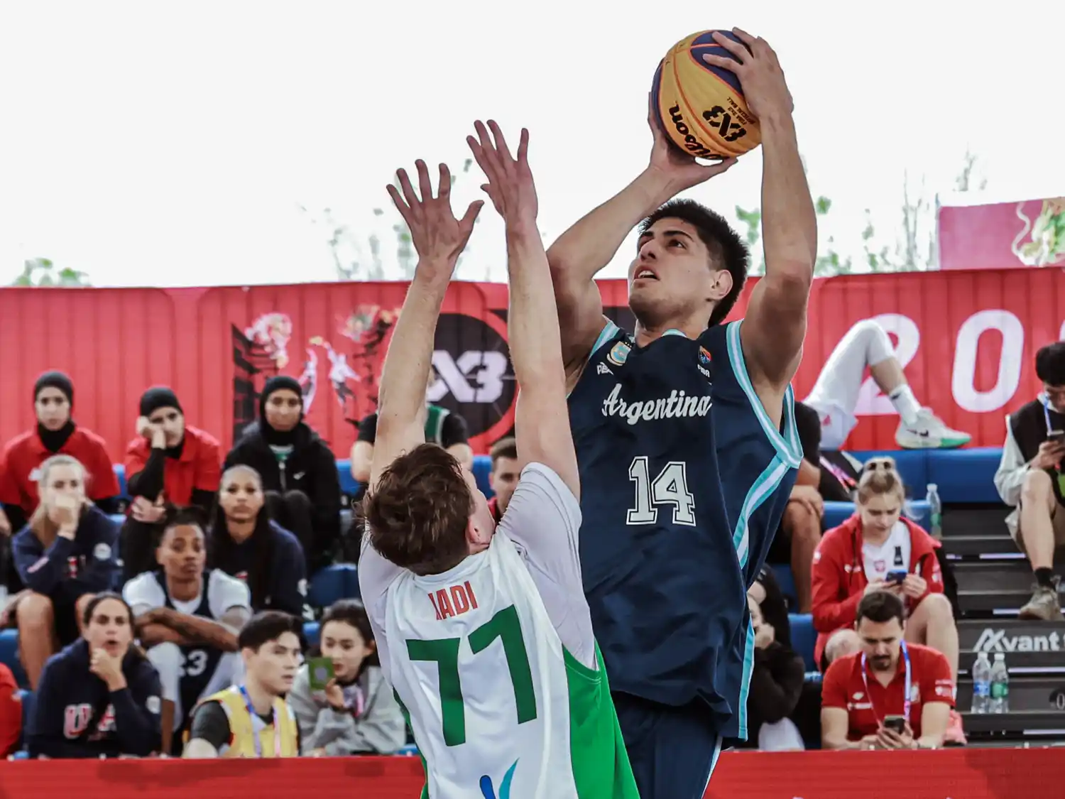 El jugador riojano, del Deportivo Atenas, sigue rompiéndola con la celeste y blanca. Foto: FIBA