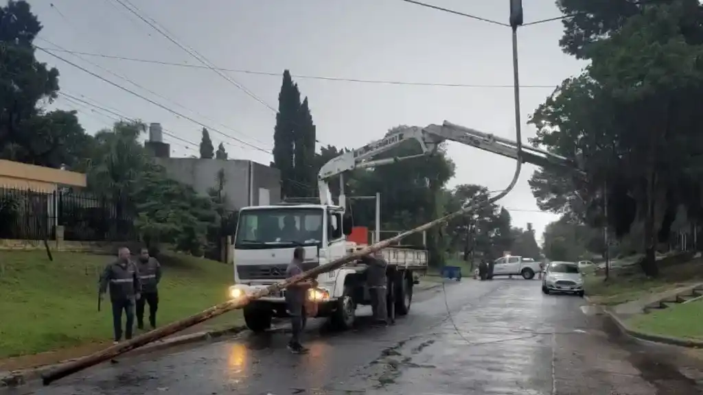 Murió un motociclista tras chocar un poste caído por el temporal