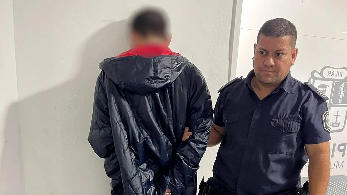 El sujeto fue reducido y trasladado a la dependencia policial.