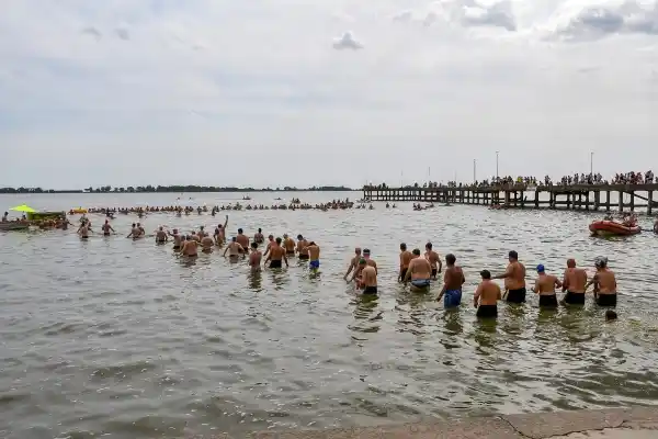 Con más de 750 nadadores inició el circuito de Aguas Abiertas en la laguna de Chascomús