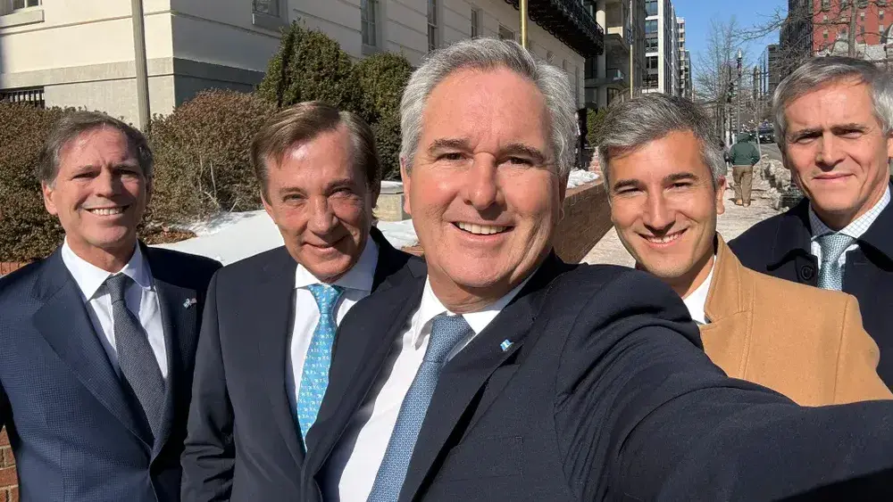 El canciller Quirno y su equipo, a la salida de la firma del acuerdo.
