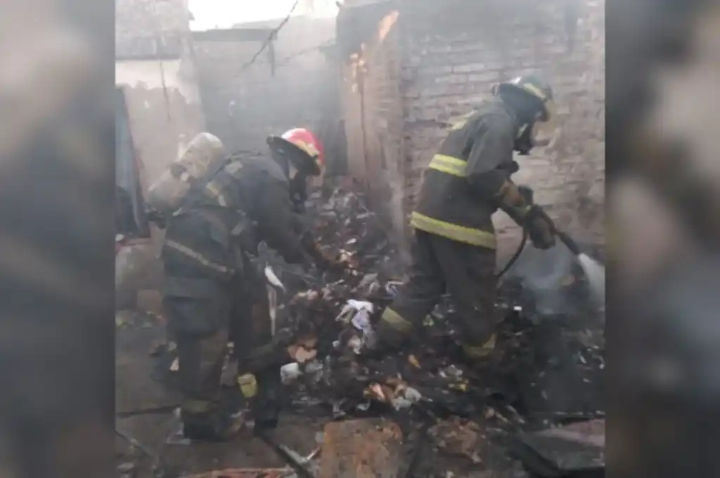 Una dotación de la Agrupación de Bomberos Zapadores Zona Norte apagó el fuego.
