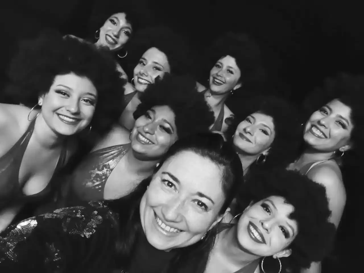 En primer plano, Melisa Luciani, la directora coreográfica de la presentación. Foto: Ilustración