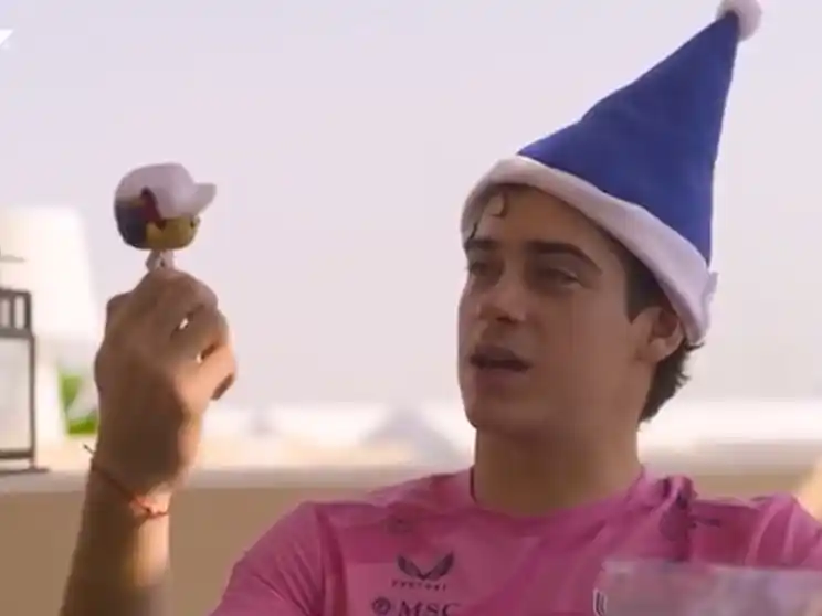 Colapinto con el regalo de "amigo invisible" que le hizo Tsunoda.Foto:Captura video