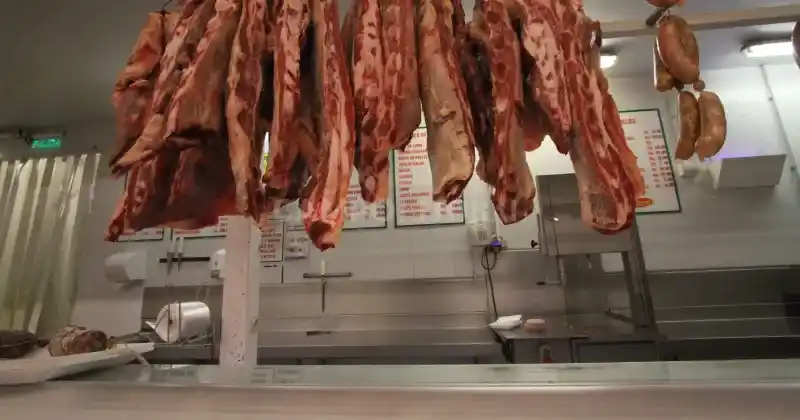 Mientras el precio de la carne de pollo aumentó en 2023 un 240% y la carne de cerdo lo hizo en un 254% anual, la carne vacuna registró una suba del 307% en esos 12 meses.