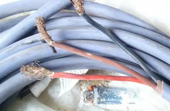 Se colgó de los cables de una casa de zona sudoeste para robarlos y terminó detenido