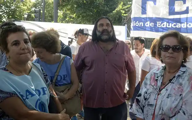 Vidal ofreció un 15% a los maestros y un plus de $4.500 para los que no faltaron en 2017