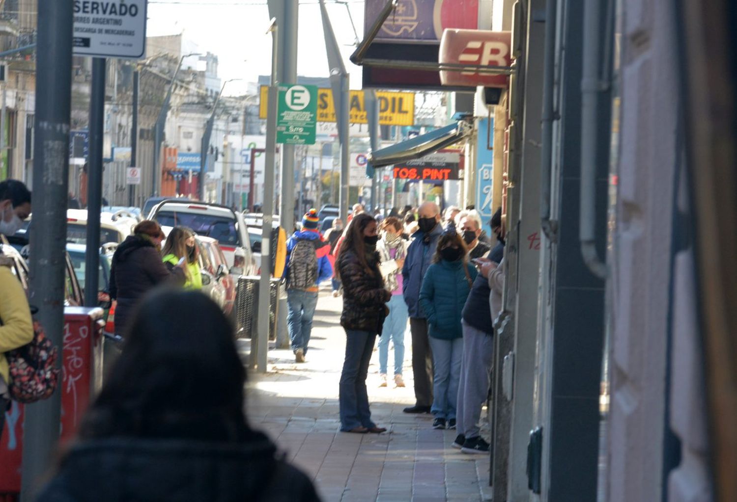 El primer día hábil del confinamiento se registró un intenso movimiento en las calles de la ciudad