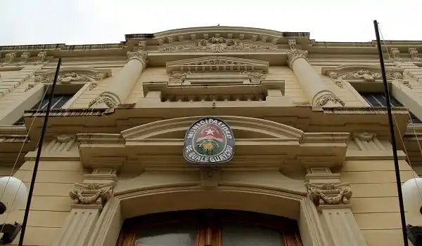 Bailando sobre el Titanic: vislumbrando el naufragio del derecho municipal